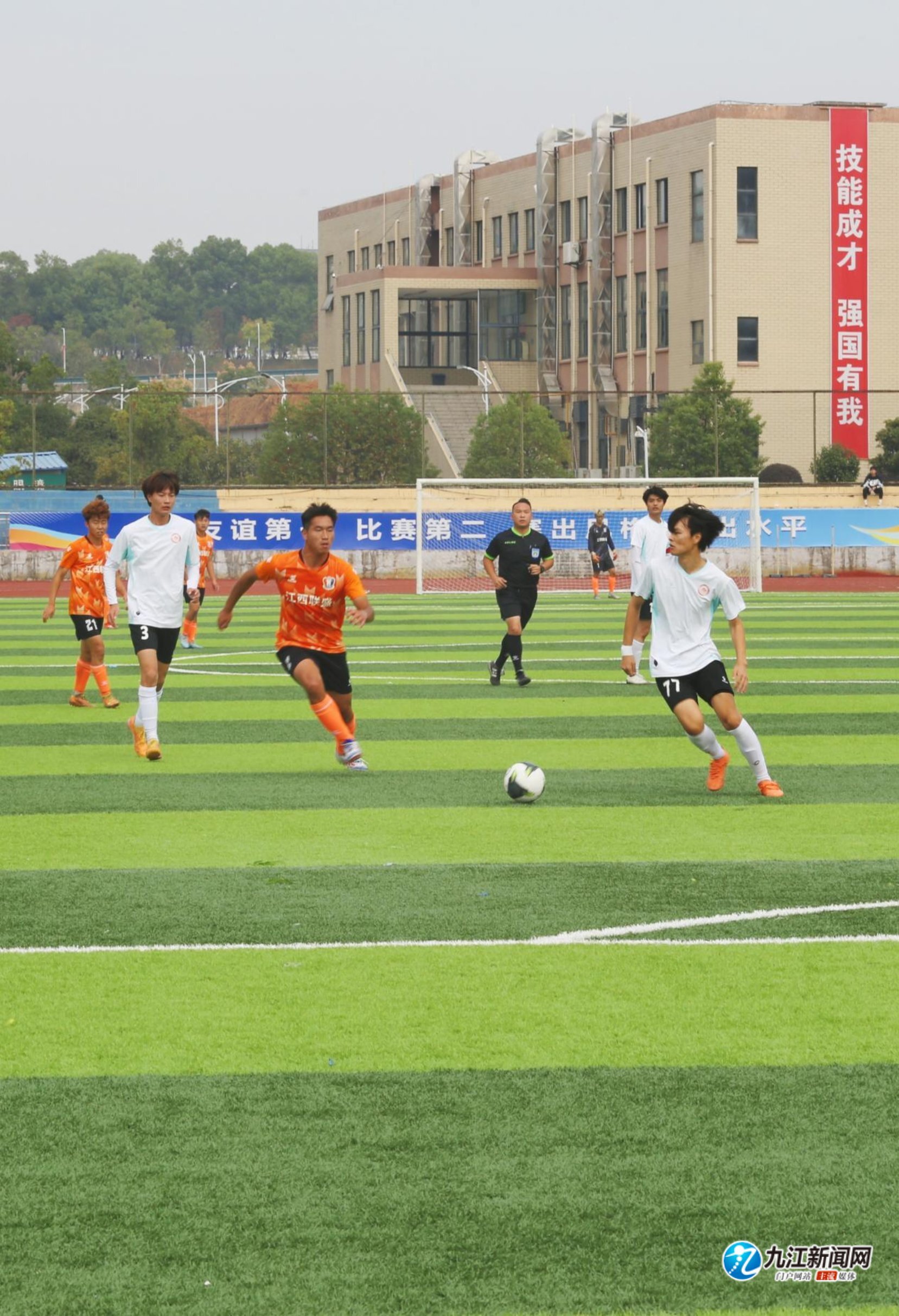 加强了中场 加强了中场